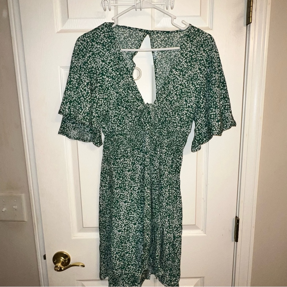Flowy green dress with adjustable tie